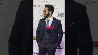 Varun Dhawan FLAUNTS his pocket watch at 67th Wolf777News Filmfare Awards #shorts #varundhawan