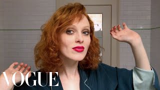 Karen Elson Does Manhattan Party Makeup | Beauty Secrets | Vogue