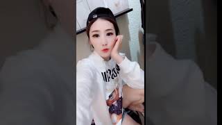 美女在廁所里拍抖音！！