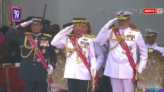 Agong, Raja Permaisuri berangkat ke istiadat mengarak panji-panji