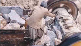 GiantRock dancing in Big Jaw Stone Crusher Machine#excavator #asmrsounds  #stonecrushers#rockcrusher