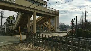 秩父鉄道　寄居ー桜沢　間の踏切（歩道橋の向こうは桜沢駅）