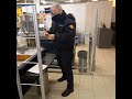 tante policija apsardze. Тётя и полиция.