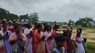 Chanho Lundri me buchi dari se pani late huye marap aur sarna (Chala Tonka) me puja karne ke liye