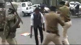 Clash between police and Arvind Kejriwal supporters