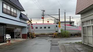 E6系こまち 市街地の踏切を通過！   田沢湖線田沢湖駅付近