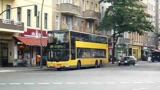 Zwei Doppelstockbusse überqueren die Sonnenallee in Berlin