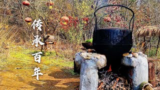 中国小伙 野居秦岭深处，模仿 ，李子柒，天冷做锅羊蝎吊锅萝卜汤，与友喝酒划拳真潇洒