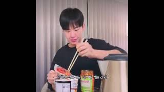 (세븐틴) 김치에 라면을 넣어 먹는 한국인 호시