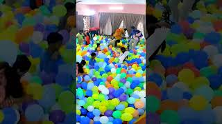 Busting 10000 Balloons in 10 Seconds பத்தாயிரம் பலூன பத்து செகண்ட்ல ஒடச்சொம்! 😂🤣😁#shorts