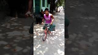 দেখুন এত ছোটসইকেলে কি মজা করতেছে সে!!!! Just funny,,,June 13, 2018