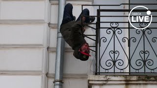 У центрі Одеси невідомий демонстрував "акробатичні трюки" на чужому балконі | Odesa.LIVE