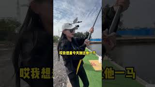 美女釣上巨大鰱鳙魚！ #shorts #funny #drama #fishing #釣魚