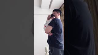 超可爱的小宝宝，趴在爸爸的胸前，好治愈（Super cute little baby, lying on father’s chest, so healed）