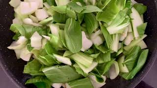 青菜炒蘑菇 Shanghai bok choy stir fried with mushrooms. Low calorie vegan dish #vegan #mushroom #cooking