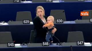 Eurodeputata va in Parlamento con il bebè, la lotta per il microfono è irresistibile