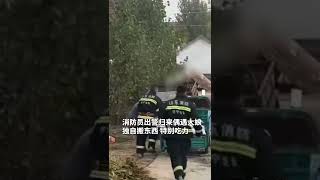 26_为“蓝朋友”点赞！路遇大娘搬重物消防员下车1分钟搞定。