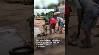 Kesal Tak Kunjung Diperbaiki, Sopir Angkot di Merauke Tanam Pohon Pisang di Jalan Rusak