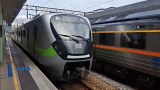 8152次楊梅發車經由宜蘭線開往頭城的試運轉銀綠色微笑號EMU900型十輛一編組EMU919列車，和4131次瑞芳發車經由宜蘭線開往樹林的銀綠色微笑號EMU900型十輛一編組EMU939區間車