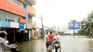 சற்று சீரடைந்துள்ள முனை வீதி, மட்டக்களப்பு. ( எங்கள் கடை Area ) on 28.11.2024. SRI M BUILDING.