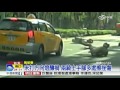 驚險 汽車未打方向燈 騎士遭撞險輾斃│中視新聞20151115