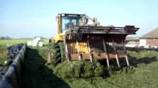 Loonbedrijf Vd Meer 1e snee aan het inkuilen 2009