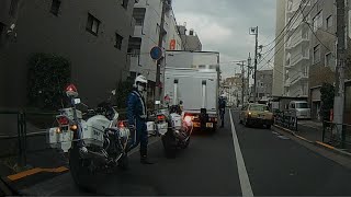 親切な交通機動隊の警告を無視して違法に左折したトラックが２台の白バイに検挙された瞬間