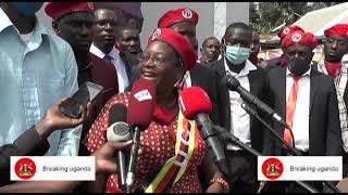 DR. STELLA NYANZI AYUGUMIZZA KAMWOKYA NGA AZAAYO EMPAPULA- AGAMBA TERI ASOBOLA KUMUWANGULA