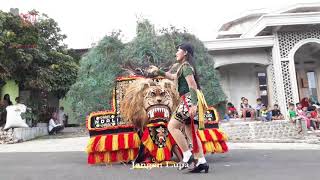 Reog Ponorogo _ Sang pembarong  berkali kali minta edrekan jatil cantik ini