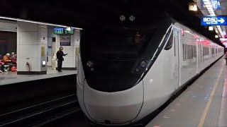 421次台東發車開往樹林的東部超優質直達EMU3000型十二輛編組EMU3014皮蛋豆腐騰雲號紅色帶新城際自強號列車，和1214次北湖發車開往基隆銀綠色微笑號EMU900型十輛一編組EMU930區間車