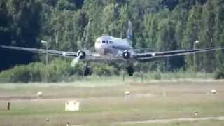 DC-3 OH-LCH  laskeutuu Malmin lentokentälle, 28.6.2015