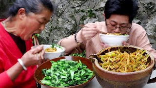 九九上街买点竹笋，先蒸熟再拌，搭配个小白菜，一家人吃的美滋滋~【湘西九九美食】