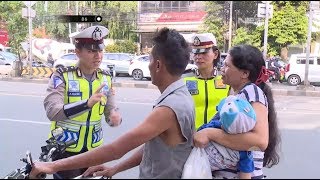 Membawa Bayi Lucu, Kedua Orangtua Ini Tidak Memakai Helm - 86