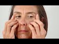 por qué salen bolsas en los ojos y cómo eliminarlas yoga facial