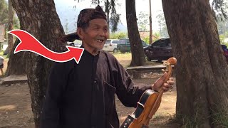 Dahsyat!! Begini Si Kakek Menyanyikan Lagu Mawar Bodas dengan Biola