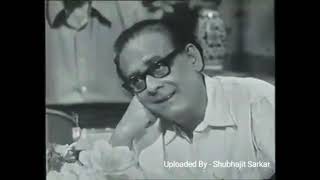 Hemanta mukherjee in an informal  setting - Tomar holo suru