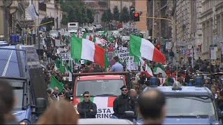 سكان الضواحي يتظاهرون في روما ضد الهجرة والمهاجرين الأجانب