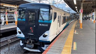 E257系2500番台NC−32編成＋2000番台NA−01編成（トップナンバー）が特急踊り子16号として大船駅2番線を発車するシーン（3036M）2022.9.11