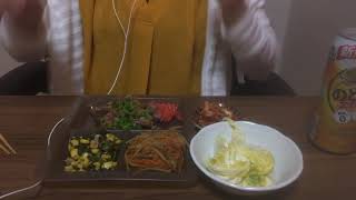 ヤギの生姜が炒めと手作り白菜のピクルスを食べる音