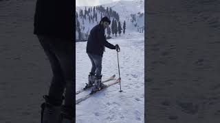 Skiing nahi aati guyss 🥺#kosish #gulmarg #kashmiri