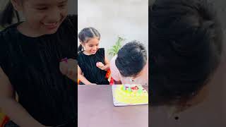 Smiti Ne Papa Ko Pura Cake Khila Diya