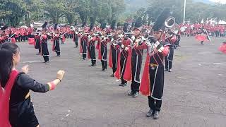 Lagu Masamper Terpesona oleh Marching Band SMA Negeri I Tomohon di lapangan Gelora Santiago