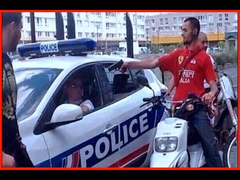 UN VOYOU VOLE UNE VOITURE DE POLICE - YouTube