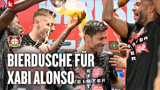Bierdusche für Meister Xabi Alonso! Die Leverkusen-Spieler crashen die Pressekonferenz