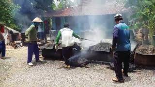 luar biasa , inilah proses manual aspal goreng luar biasa yang membuat anda tercengang