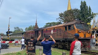 รถไฟผ่านหน้าวัดช้างให้ ช่วงสายถึงเที่ยง (02/11/67)