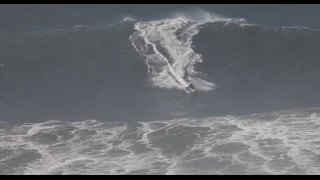 Les images de Justine Dupont surfant la vague de Nazaré, l'une des plus hautes du monde