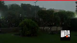 Heavy rains lash Delhi-NCR, mercury dips