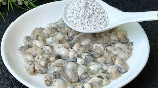 海蛎里倒入一勺地瓜粉，出锅就成福建特色美食，比海蛎煎营养好吃