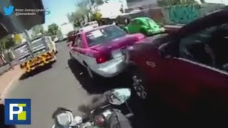 Chocó contra un taxi mientras estaba distraída discutiendo con otro conductor